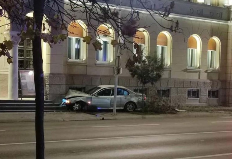 Vozač BMW-a se zakucao u zgradu Banskog dvora