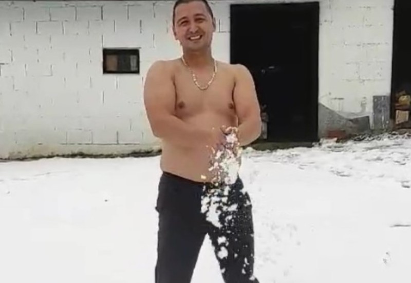 Ne boji se zime: Golišavi Banjalučanin se “kupa” u snijegu VIDEO