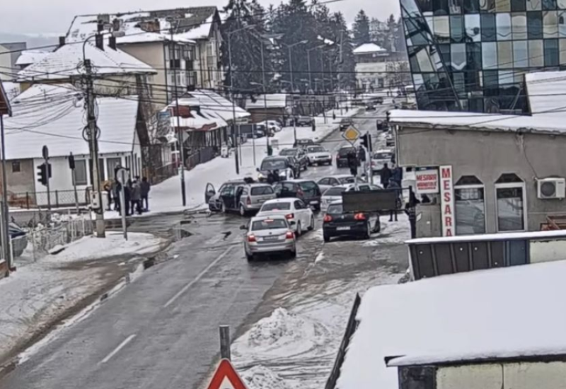 Zbog pokvarenog semafora pokupio dva automobila na raskrsnici