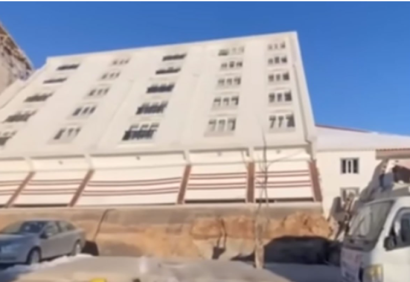 Prevrnula se zgrada, a nijedan prozor nije pukao (VIDEO)