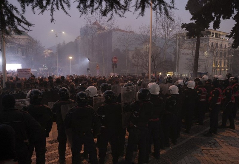 Sukob demonstranata i policije ispred parlamenta u Tirani