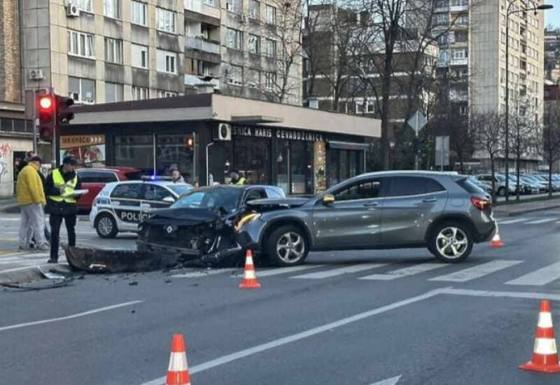 Težak sudar dva vozila: Povrijeđeni prevezeni u bolnicu