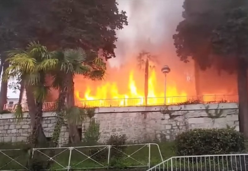 Hotel na primorju u plamenu, požar se širi (VIDEO)