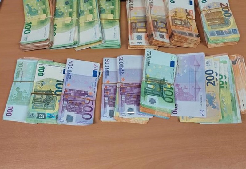 Vozač iz BiH u Hrvatsku htio da prošverca 107.130 evra i mobilne telefone (FOTO)