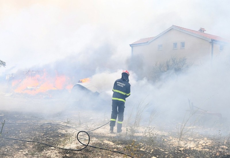 Požar u Dalmaciji ne jenjava, pomoć potražile i porodice iz BiH
