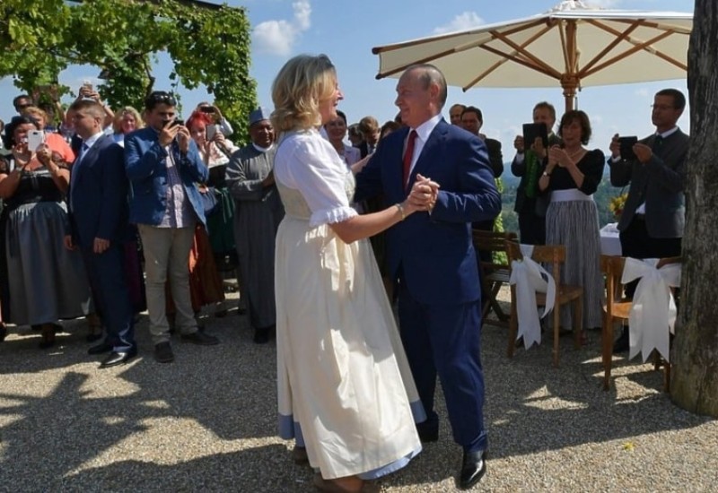 Bivša austrijska ministarka koja je plesala s Putinom seli se u Rusiju