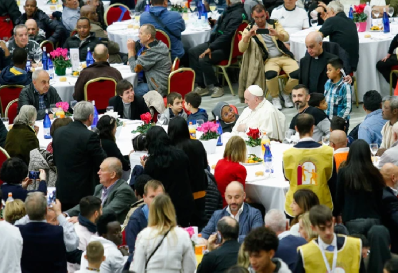 Papa Franjo priredio ručak za 1.300 siromašnih i beskućnika