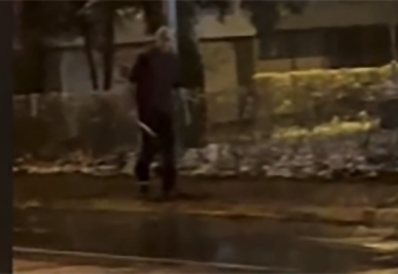 Oglasio se muškarac sa snimka: Grupa mladića me provocirala, gađali prozor kamenjem