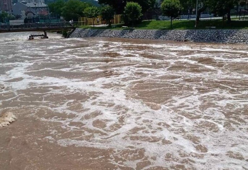 Žene spasile dječaka i djevojčicu iz ledene bujice