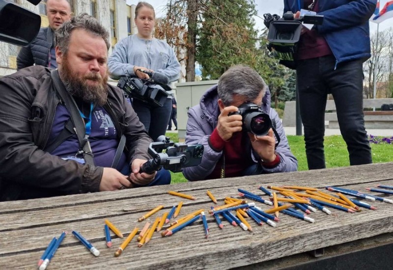 Novinari polomili olovke u znak protesta zbog kriminalizacije klevete