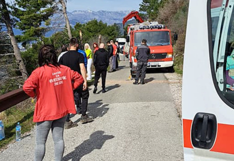 Vozilo sletjelo u provaliju duboku 20 metara (FOTO)