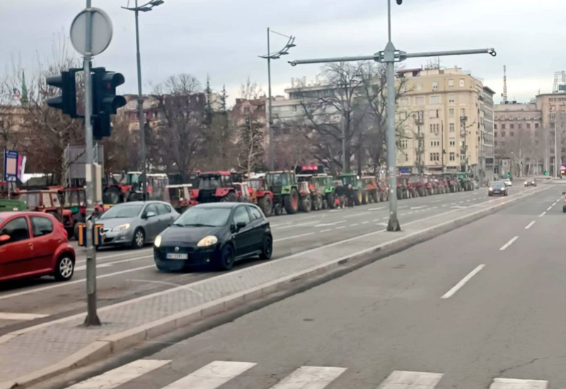 Traktori okružili Pionirski park u kojem protestuju "studenti koji žele da uče" (VIDEO)