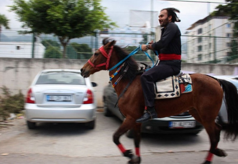 Turčin na konju došao da glasa