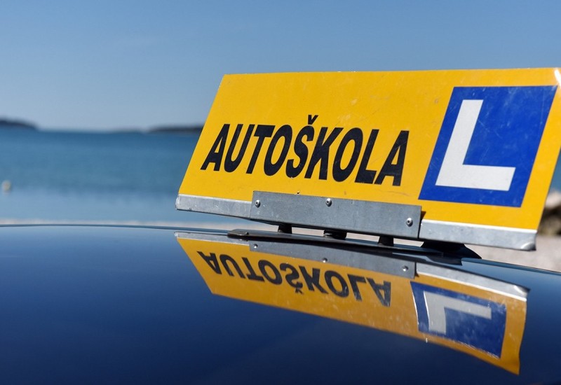 Policija upala u više auto-škola, uhapšeno 20 ljudi