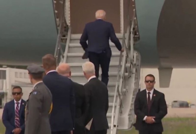 Bajden se opet sapleo na stepenicama ulazeći u avion (VIDEO)