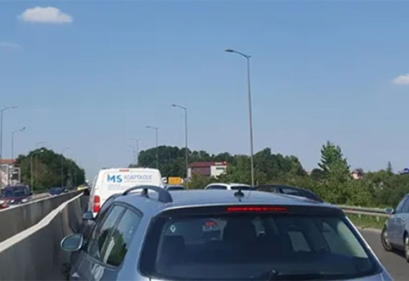Sudar četiri automobila na putu Laktaši-Banjaluka, saobraćaj otežan