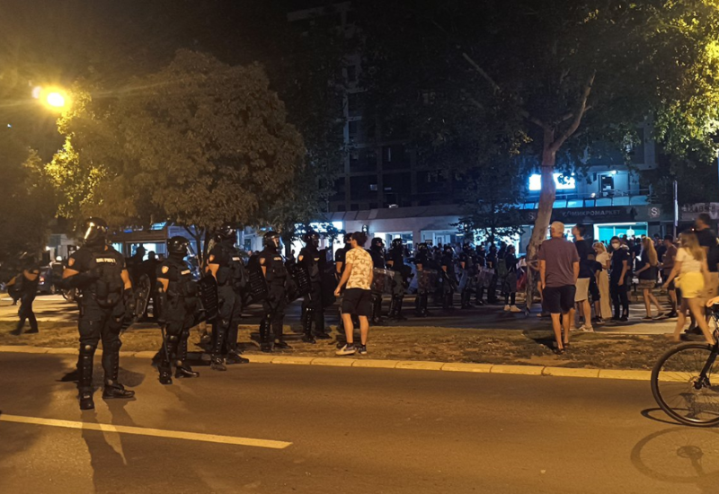 Incidenti tokom protesta građana i okupljanja pristalica SNS-a (FOTO, VIDEO)