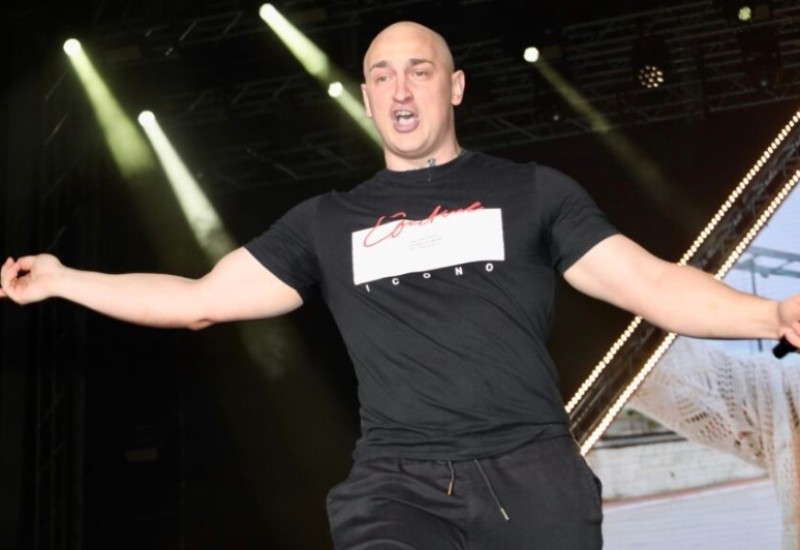 Desingerica uzeo cigaretu od fana iz publike, pa je pojeo: Poruka bivšem saradniku?