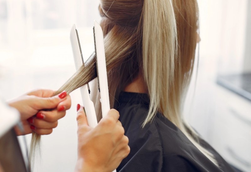 Kako da ispravite kosu peglom, ali da ne dobijete "ispucale" krajeve