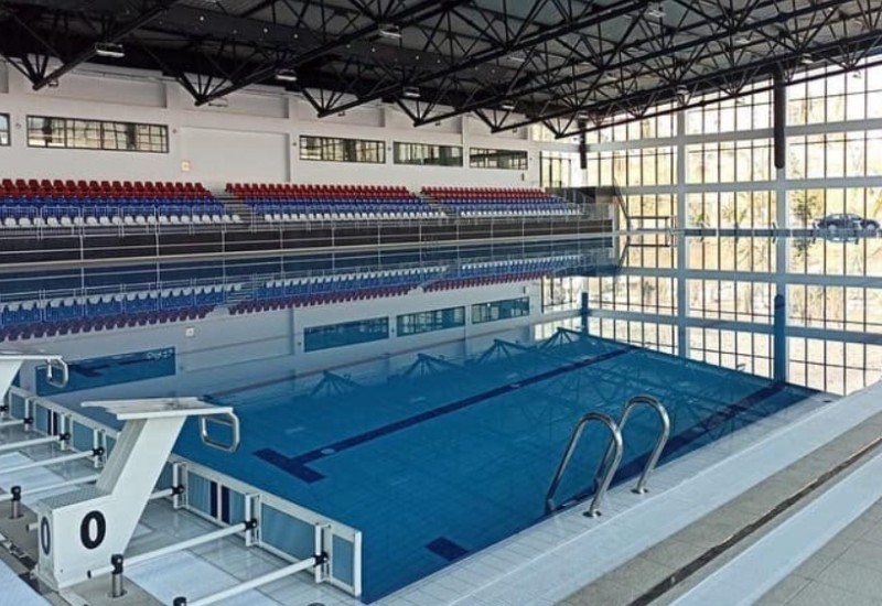Prvi put plivanje za Časni krst za djecu u zatvorenom bazenu
