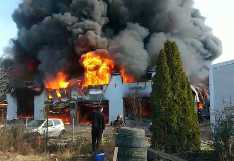 Bukti požar u prodavnici guma (VIDEO)
