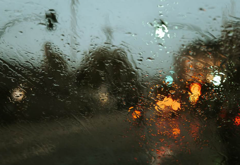 Očekuje se jak vjetar: Žuti meteoalarm na snazi u većem dijelu BiH; Kiša otežava saobraćaj