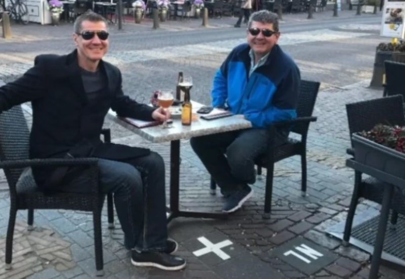 Jedinstven grad: Dvojica sjede u kafani – jedan pije pivo u Holandiji, drugi u Belgiji