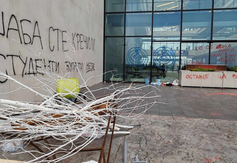 Žandarmerija potisnula studente s ulaza RTV-a, učesnici blokade se ubrzo razišli (VIDEO)