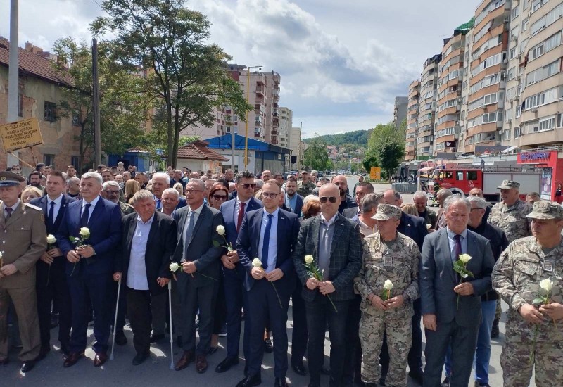 Na mjestu ubistva 54 mladića – tamjan, ruže i voštanice