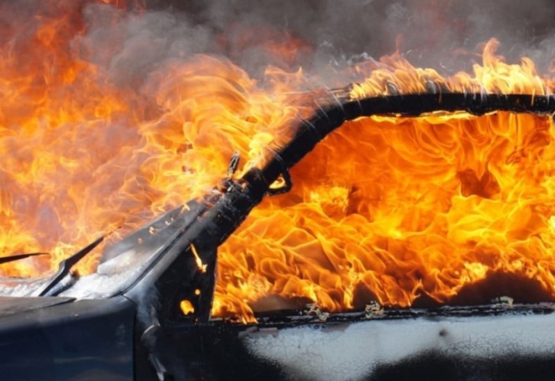 Vatra “progutala” vozilo: Dvije osobe izgorjele u automobilu
