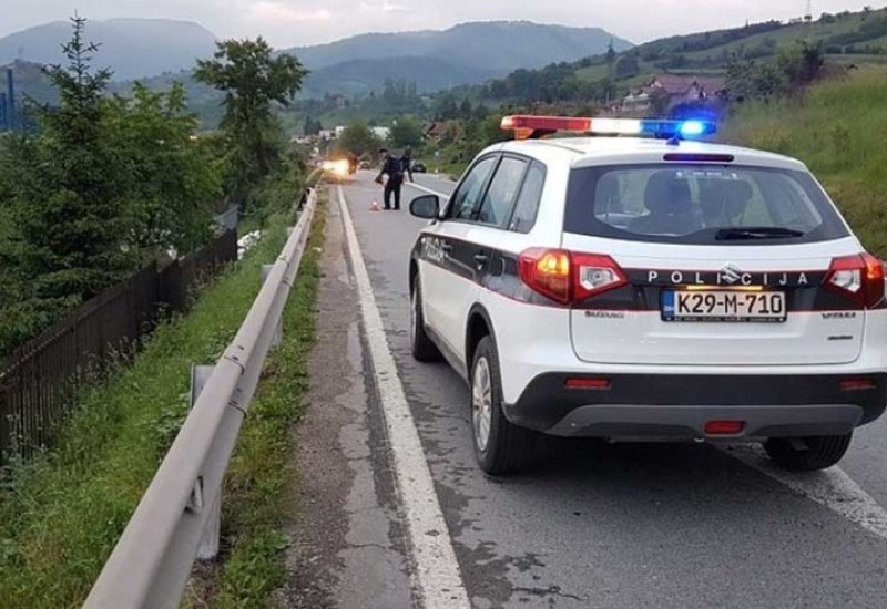 Sudar tri automobila kod Tešnja: Jedna osoba povrijeđena, saobraćaj usporen