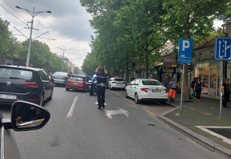 (VIDEO) Šok snimak iz Beograda: Vozač istrčava iz kola i bije starijeg čovjeka koji van pješačkog prelazi Bulevar kralja Aleksandra