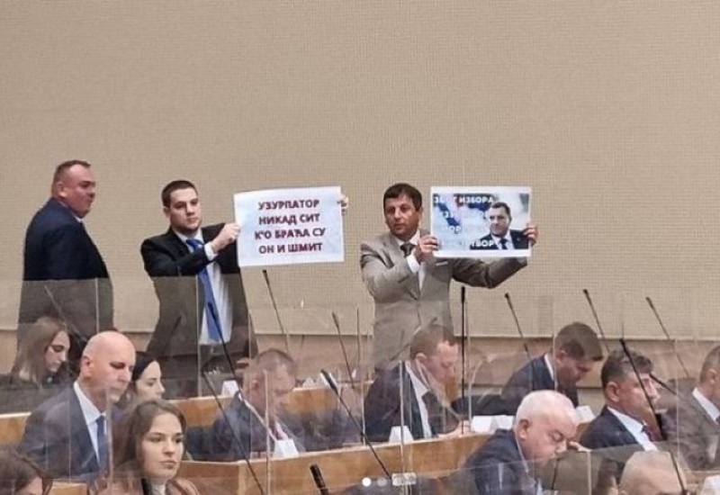 Vukanović napravio incident: Unio trasparent u salu, pa negodovao na pomen Arnautovića