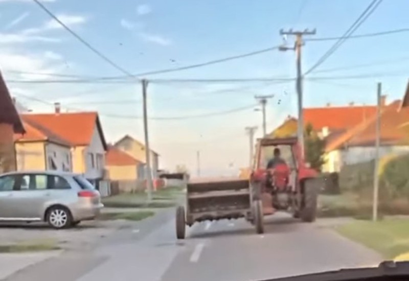 Traktor i prikolica “ruku pod ruku” (VIDEO)