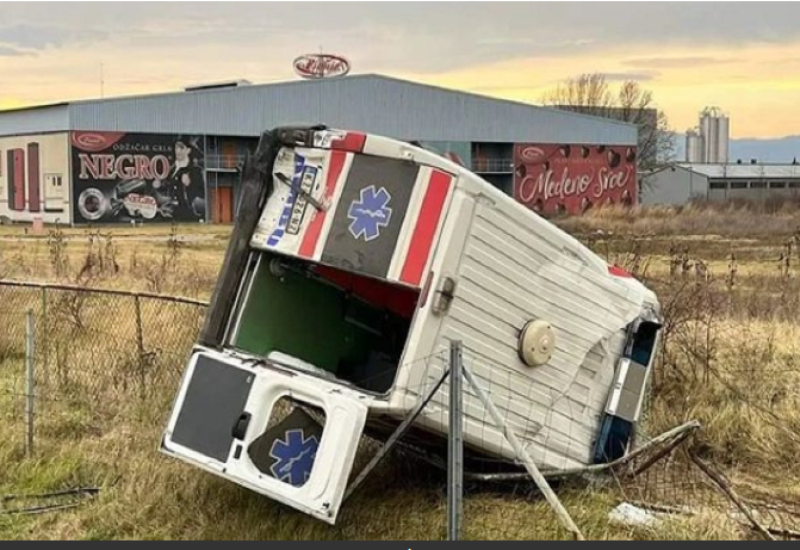 Kombi se sudario sa vozilom Hitne pomoći, pet povrijeđenih