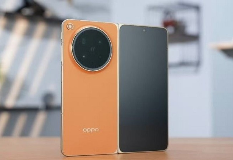 Prvi preklopni telefon sa potpuno ravnim ekranom