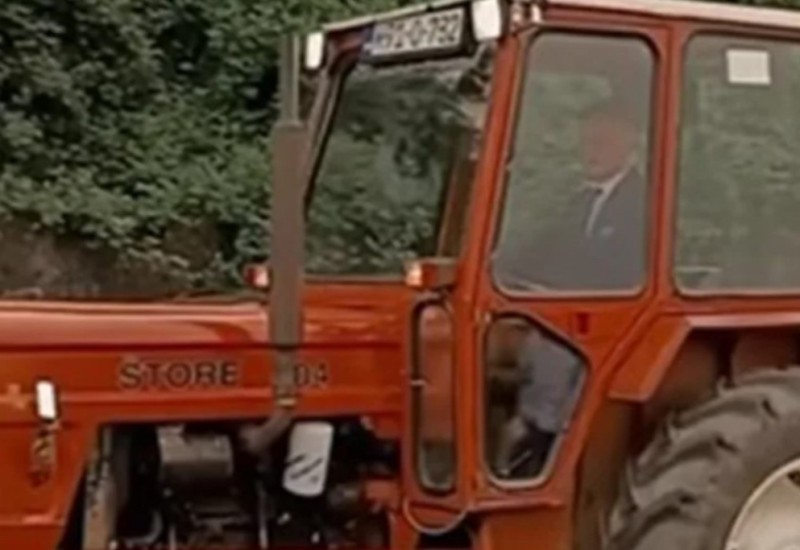 Stigao u velikom stilu: Maturant na proslavu došao traktorom VIDEO