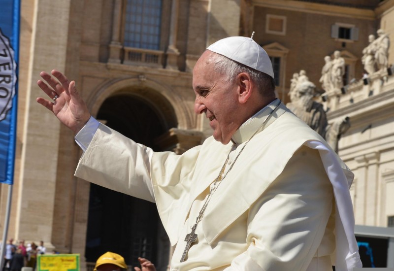 Papa Franjo ne ide na sahranu kraljice Elizabete