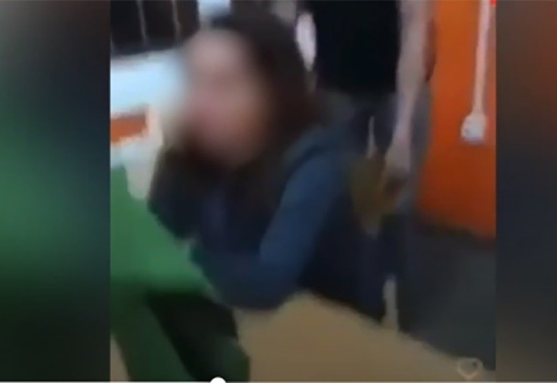 Učenici na času napali profesoricu i snimali