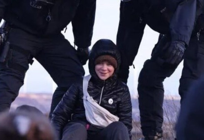 Aktivistkinja za klimatske promjene: Policija udaljila Gretu Tunberg s mjesta masovnog protesta (FOTO)