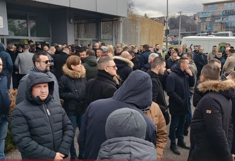 Građani se okupljaju pred Sudom BiH gdje treba da počne ročište Dodiku