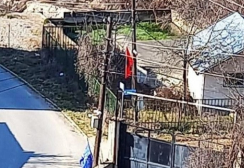 Nove provokacije na Kosmetu: Na kapiji manastira okačene zastave Albanije i takozvanog Kosova