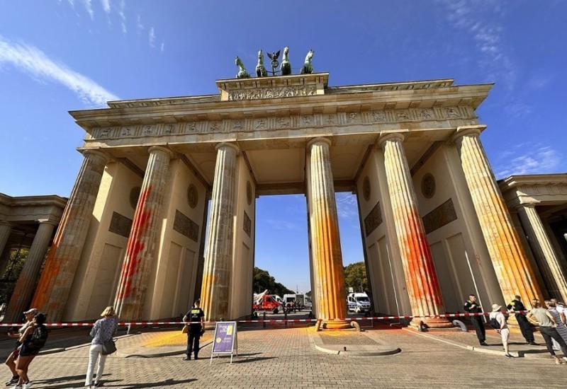 Incident u Berlinu: Demonstranti poprskali farbom Brandenburšku kapiju