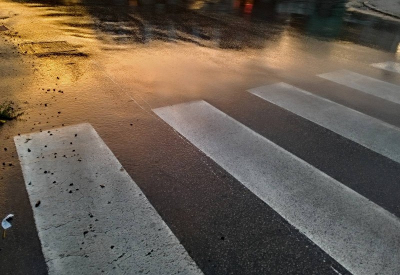 Trinaestogodišnju djevojčicu udario taksi na pješačkom prelazu