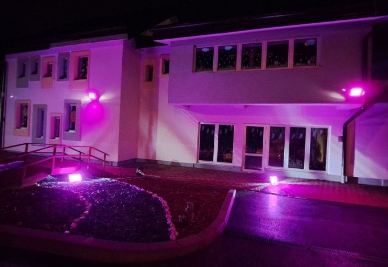 Vrtić osvijetljen ljubičastim svjetlom kao zaštitni znak malih čudesnih heroja