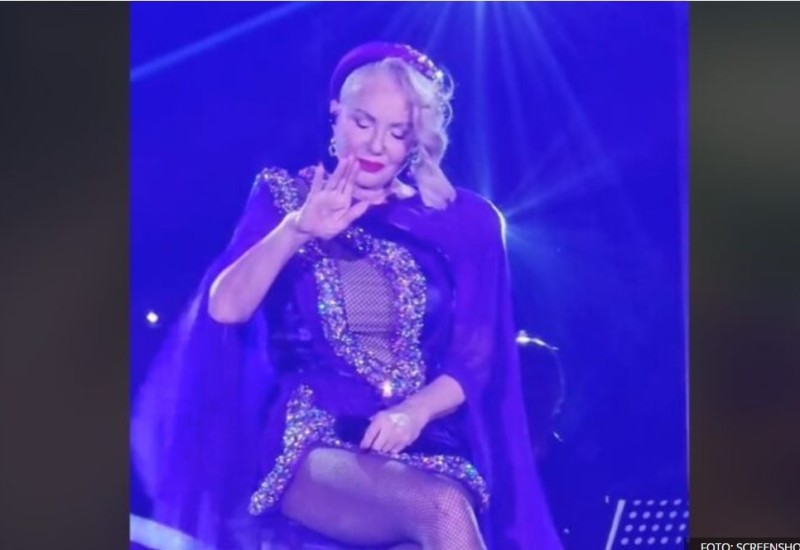 Lepa Brena grcala u suzama: Drama na koncertu u Tuzli, pjevačica se jedva smirila (VIDEO)