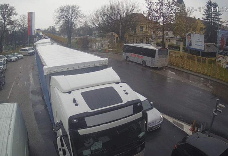 Duge kolone na prelazu Gradiška