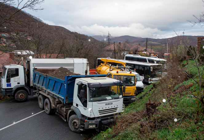 Srbi osmu noć zaredom ostaju na barikadama