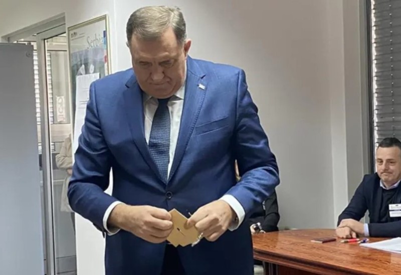 Izvršio građansku dužnost: Dodik glasao u Generalnom konzulatu Srbije u Banjaluci