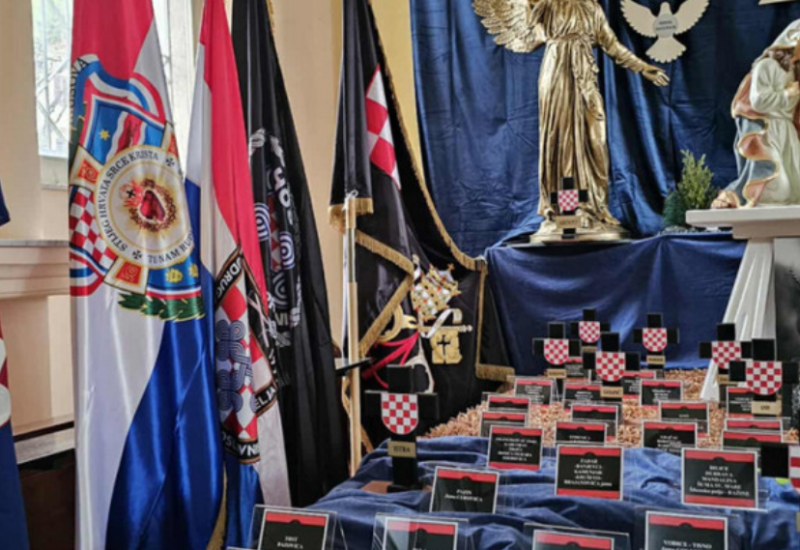 Skandal u Šibeniku: Crkva za Božić postavila jaslice sa ustaškim pokličem i zastavama